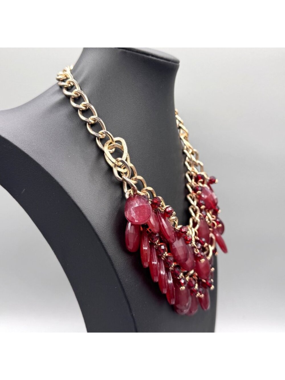 Burgundy Red Acrylic Statement Necklace Shaky Teardrop Bead Gold Tone Bib 18" - Picture 5 of 9